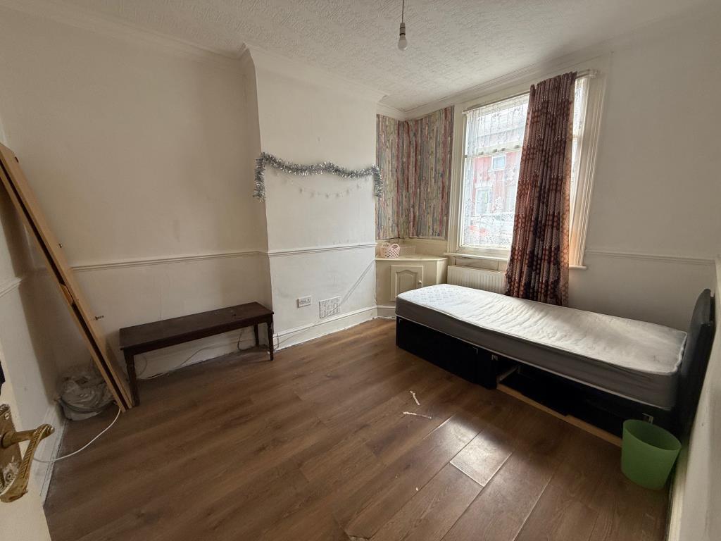 Lot: 103 - THREE-BEDROOM MID-TERRACE HOUSE REQUIRING IMPROVEMENT - Reception room with window to front aspect